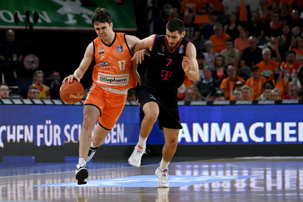 进攻中充当 进攻中充当