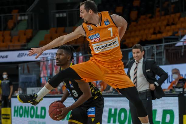 四强混战 四强混战